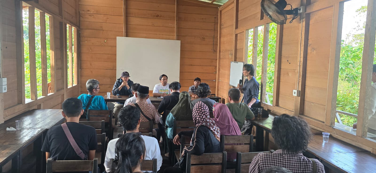 Tindakan Penggusuran Kebun dan Penutupan Jalan Umum Masyarakat  Oleh PT. Wira Karya Sakti [App Sinar Mas Group] Kepada Anggota Kelompok Tani Bukit Bakar Jaya Desa Bukit Bakar Yang Sedang Memperjuangkan Hak Atas Tanahnya
